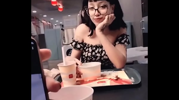 Me levaria pra comer um mc lanche feliz 