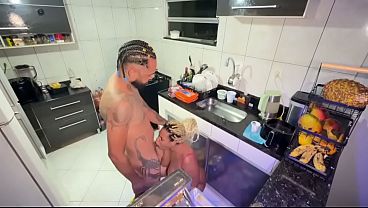 Lavando Lou&ccedil;a Meu Marido Me Fudeu Gostoso thumbnail