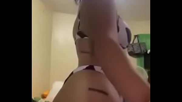 Chica en bikini modela