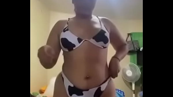 Chica en bikini modela