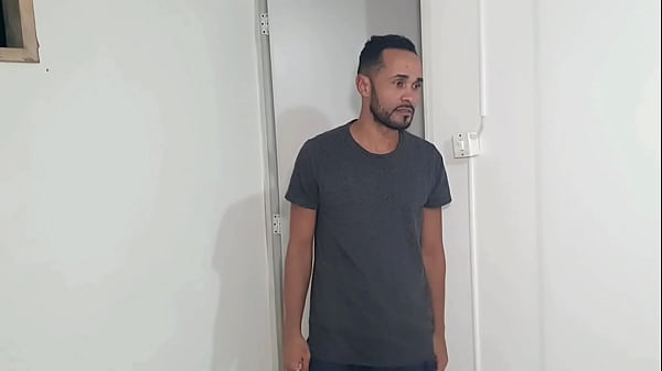 Play MP4 - Novinha aproveitou que pai saiu pra trabalhar e ligou pro padrasto ir foder ela em casa e ele ainda levou um amigo