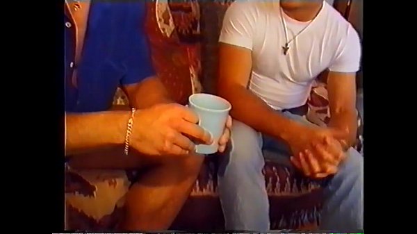 Play MP4 - Italians on the couch