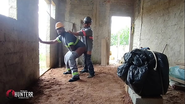 Play MP4 - Eletricista fala que gosta de comer um cu s&oacute; pra meter no ajudante