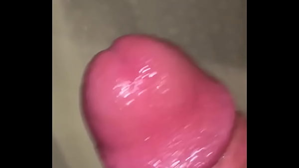 Gozando forte na banheira 