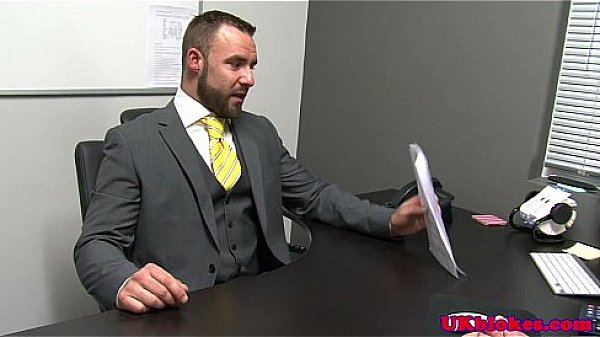 British muscular stud sucks off his boss 