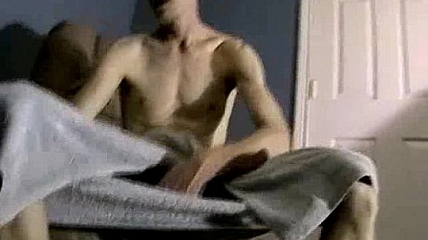 Nonton Amateur Hunk Jerks Off Before Getting His Dick Sucked thumbnail