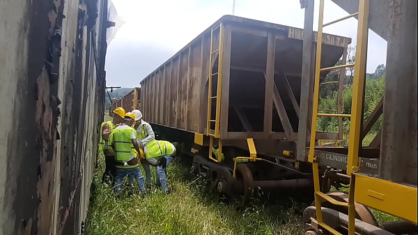 OS OPER&Aacute;RIOS PEGARAM PESADO NA HORA DO ALMO&Ccedil;O FUDERAM O COLEGA PASSIVO E DERAM MUITO LEITE DE SOBREMESA 