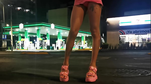 Play MP4 - Exhibit&comma; Guarrita con putifalda mostrando las bragas