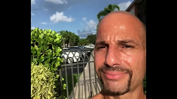 Nonton Maxxx Outside On A Sunny Day thumbnail
