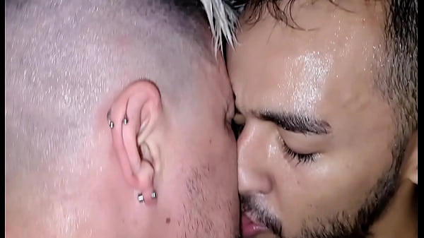 Tes&atilde;o Pulsando Forte Entre Dois Ativos Roludos Num Box De Bar Gay Comendo Rabo Do Passivo. thumbnail