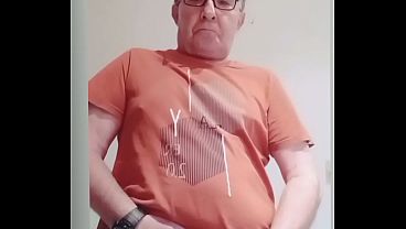 Me masturbo con un juguete nuevo.