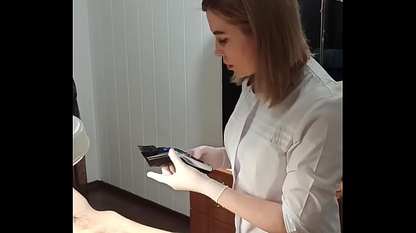 Video tutorial intimate haircut with a trimmer ejaculation during the procedure