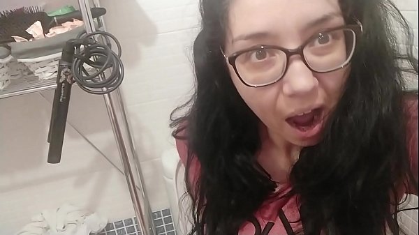 Milf Espa&ntilde;ola Se Quita Un Tampon Con La Regla thumbnail