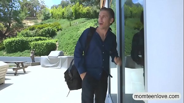 Guycaught_teen slut and big tits milf makeout on_sofa