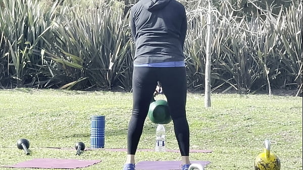 Nonton Milf Ejercitandose En El Parque En Mallas thumbnail