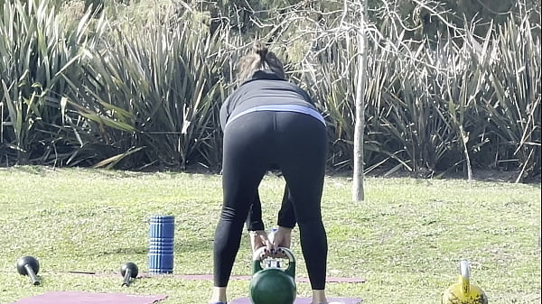 Milf Ejercitandose En El Parque En Mallas thumbnail