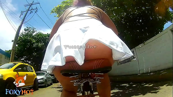 Ense&ntilde;ando El Culo Mientras Manejo Mi Bici Por La Playa thumbnail