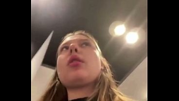 Diversi&oacute_n en el centro comercial, una chica muy gorda
