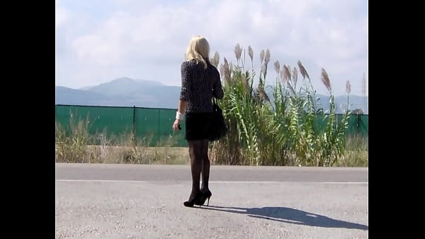 Lili crossdresser sumisa con sus tacones altos fotos p&uacute;blicas sexi tomadas en la carretera 