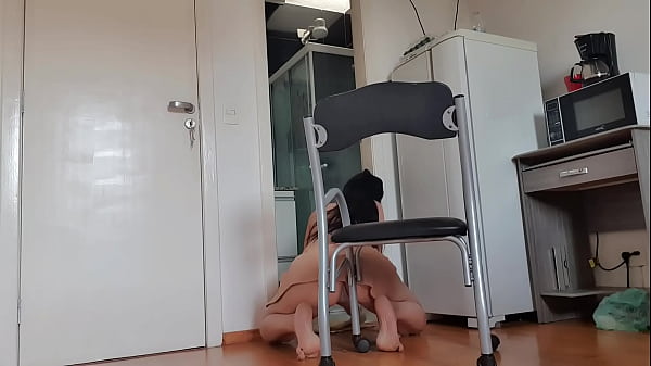 Play MP4 - EMPREGADA DOM&Eacute;STICA FAZ FAXINA VIRANDO O C&Uacute; &comma; COM SUA CALCINHA TODA NO REGO &comma; SE INSINUA SALIENTE