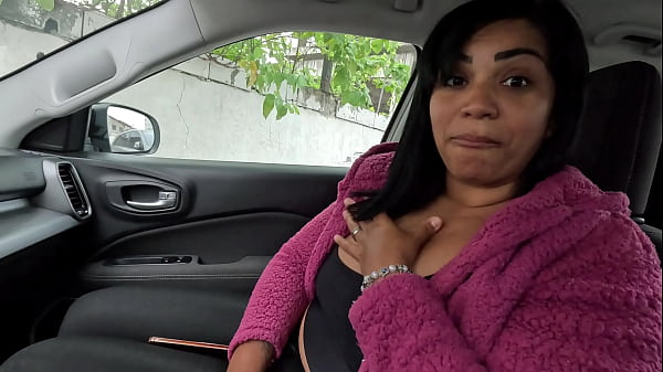 Exibiminha buceta noestacionamento_do predio e o porteiro ficou doidinho pra me fuder