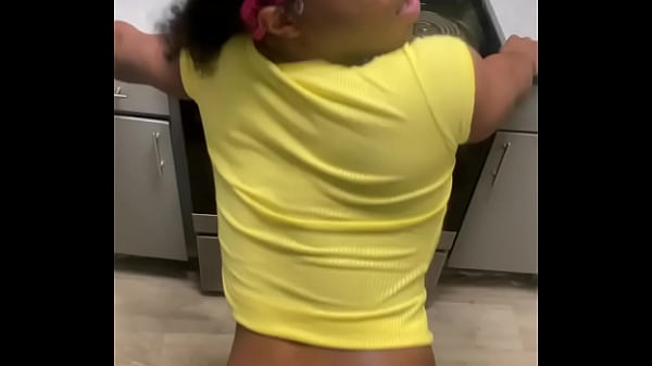 Play MP4 - Big booty fem tranny take dildo