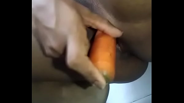 Gozando gostoso na cenoura