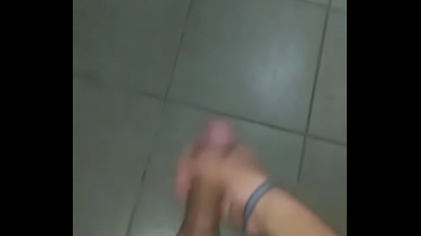 NOVINHO ME ENVIOU VIDEO BATENDO PUNHETA ANTES DO BANHO 