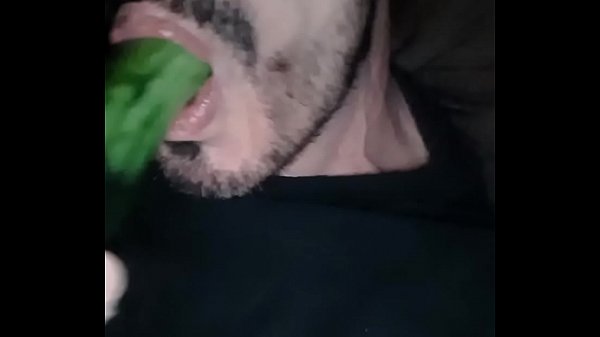 Play MP4 - TRAGO UN PEPINO GARGANTA PROFUNDA