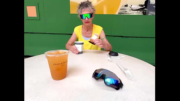 Nonton Walking Around The New Victoria Ward Park And Having Coffee And A Pastry At Dean & Deluca. thumbnail