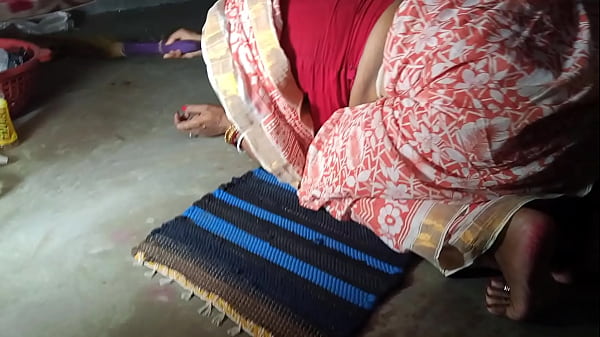 Aunty who is stuck under the bed was given a beautiful xxx sex in clear hindi voice