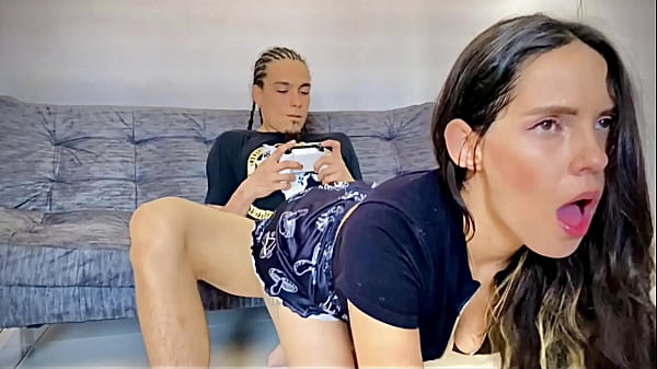 MIENTRAS_MI HERMANASTRO JUEGA SU_VIDEOJUEGO YO JUEGO CON_SU GRAN_POLLA