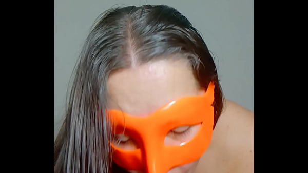 La due&ntilde;a del bar hace un video especial penetrando su hermosa y enorme concha para su nuevo cliente le encanta la verga de extra&ntilde;os full on xred sheer 2 