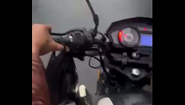 A LA NOVIA DE MI AMIGO LE GUSTA MI MOTO LE DIGO VAMOS A DAR UNA VUELTA ME DICE PERO SI ME LLEVAS A TU CASA MIRA LO QUE PASO