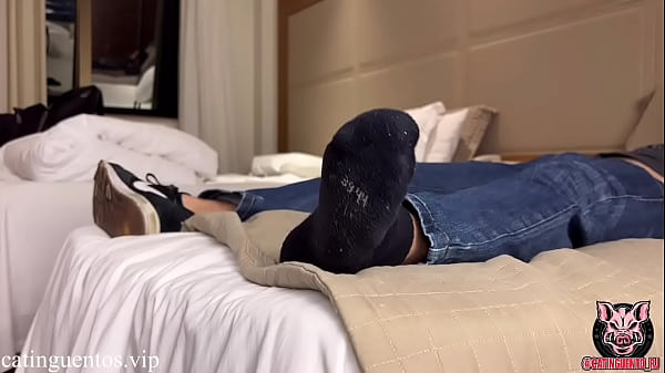 Que tesao chupar os p&eacute;s do macho malhado 