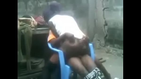 Miss kira se fait coincer dans une chaise bizarre pour de la baise