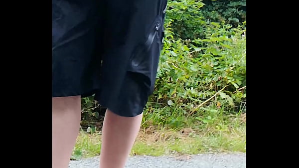 In latschen und wei&szlig;en socken in der natur 