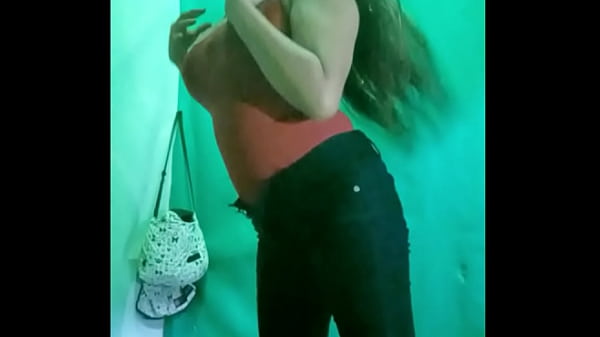 La vieja sucia ninfomana esta sedienta de sexo y sus tetas estan en el nivel mas alto de calentura navide&ntilde;a porno real casero precio a las fiestas de navidad y fin de a&ntilde;o