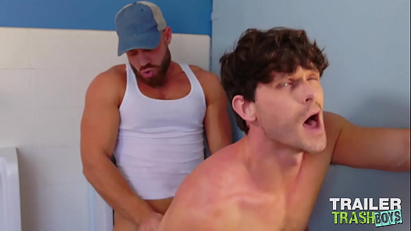 TRAILERTRASHBOYS Muscular Guy Barebacked By Hung Trucker 