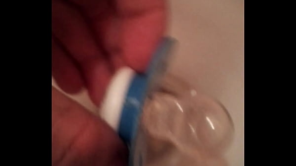 Il nettoie les toilettes avec sa t&eacute_tine avant de la sucer