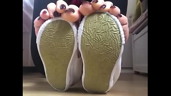 Play MP4 - Shoes too small