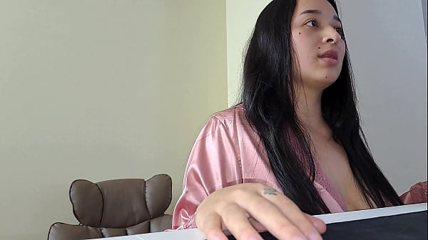 Latina folla mientras trabaja en videollamada