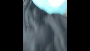 Se queda en mi cuarto y me la termino follando