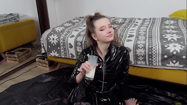 Nonton Slutty Slut Ritzy Rain Drinks Milk And Desperately Fucks Her Slutty Throat With A Dildo Until She Covers Herself In Puke thumbnail