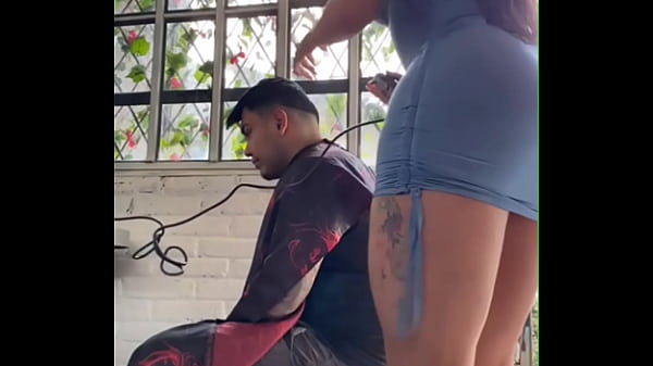 FINAL FELIZ EN LA BARBERIA CON MI ESTILISTA MIENTRAS OTROS DISFRUTAN COMO MENEA SU DELICIOSO GRAN TRASERO 