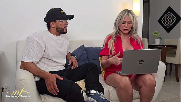 Play MP4 - Milf owner of a talent agency auditions a singer for a job - Monique Fuentes