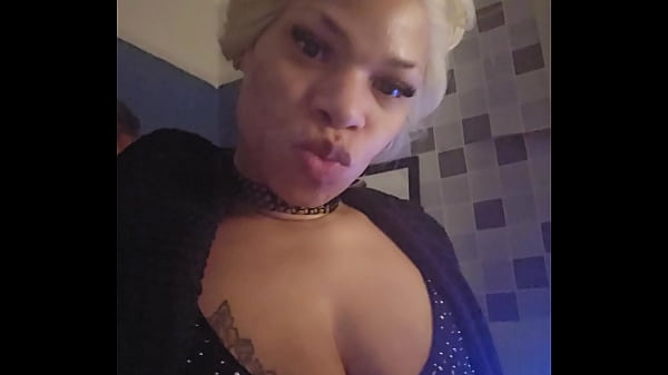 Play MP4 - AngelG gets ready to play with Kuzz