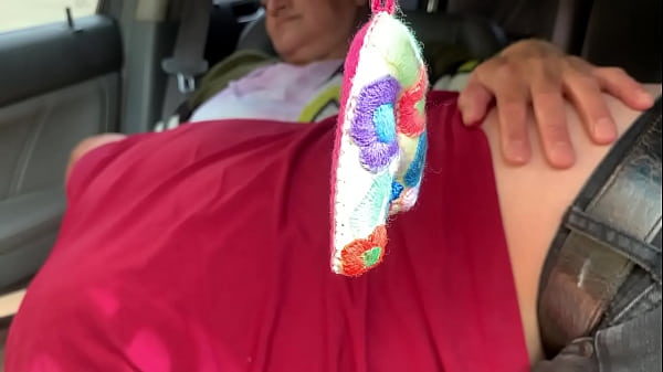 Una mamadita de panocha en el_carro justo la llama su_marido yno le contesta