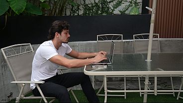 Nonton While I'm On The Computer Stressed Out From Work The Colombian Slut Comes To Make Me Relax thumbnail