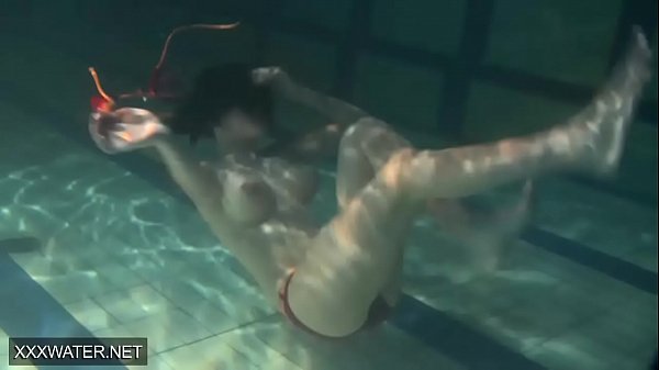 Super hot sister Anna Siskina with big_tits in_the swimming pool